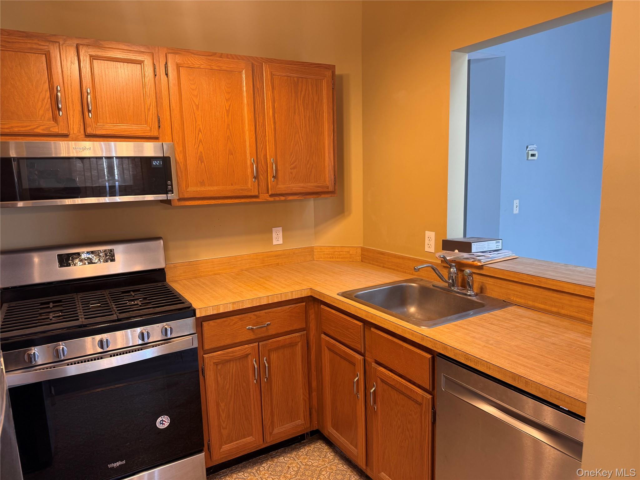 4 Lexington Hills Road, Unit 6 Harriman, NY 10926 - Photo 9 of 19 a kitchen with a sink stove and cabinets