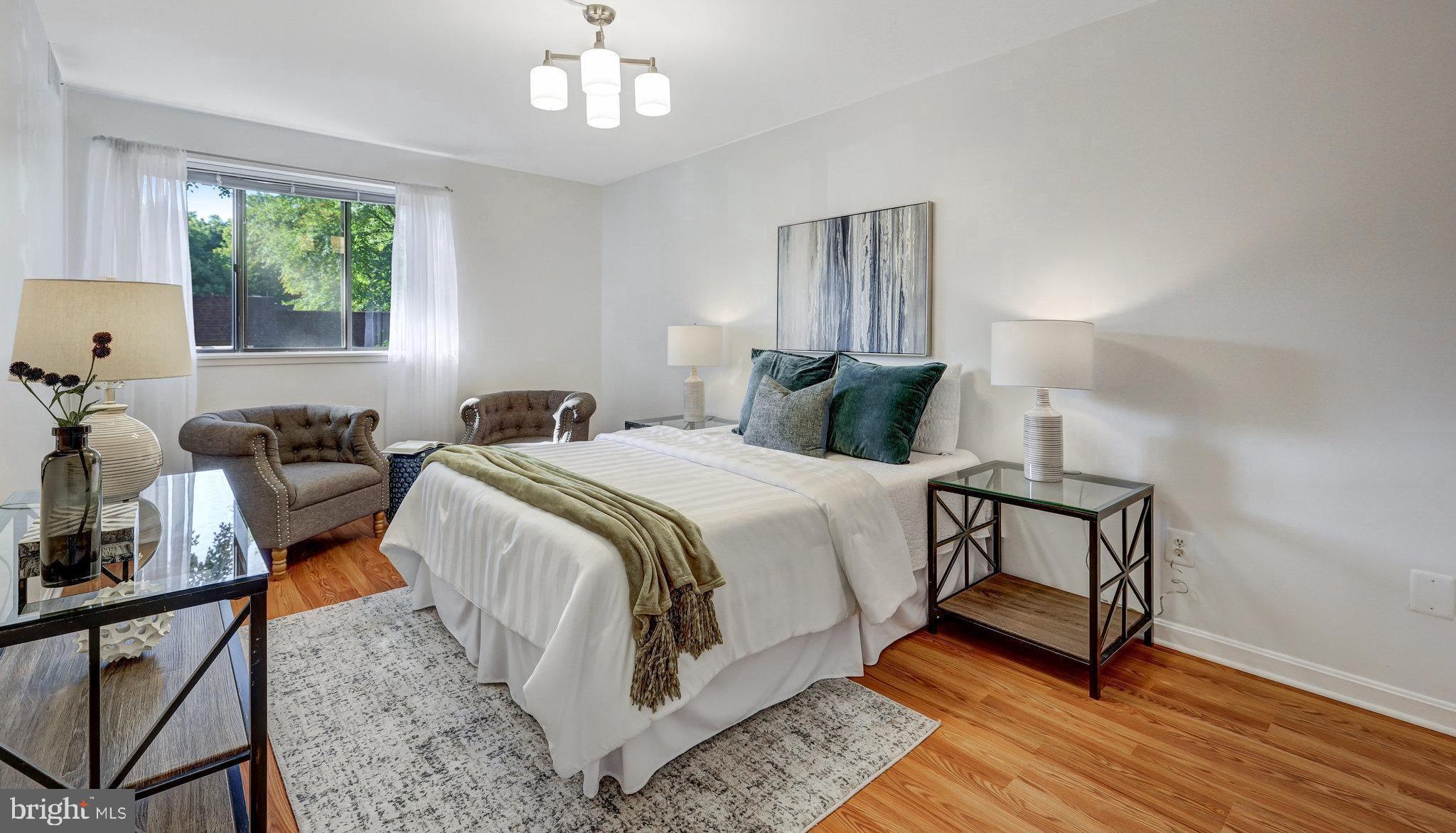 1650 Parkcrest Circle, Unit 101 Reston, VA 20190 - Photo 14 of 40 Huge primary bedroom