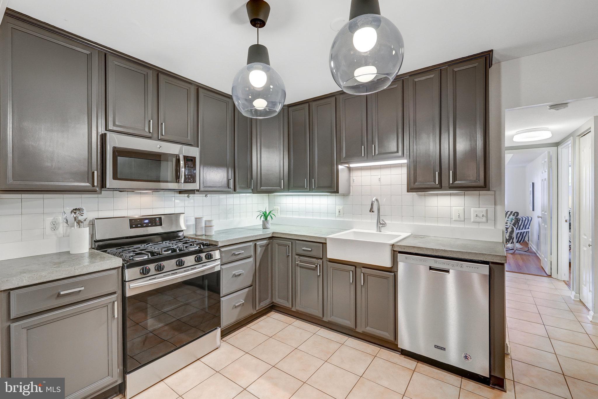 1650 Parkcrest Circle, Unit 101 Reston, VA 20190 - Photo 6 of 40 Gourmet kitchen w/refinished cabinets + gas range