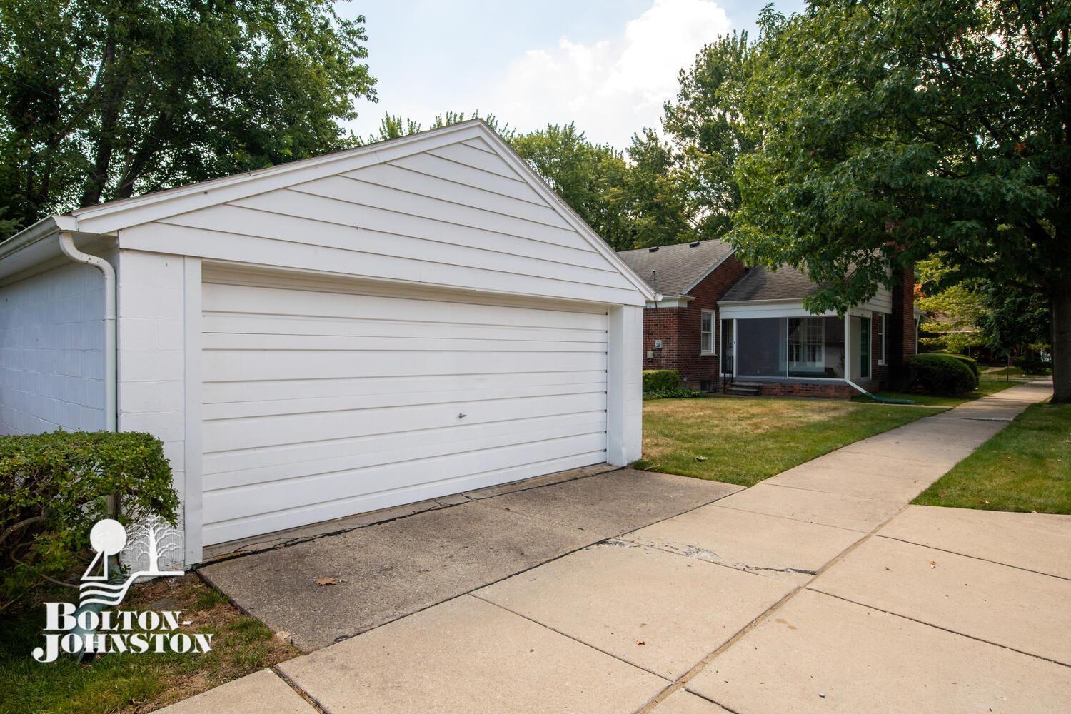 834 Hawthorne Road Grosse Pointe, MI 48236 - Photo 20 of 23 50086493-19.JPG
