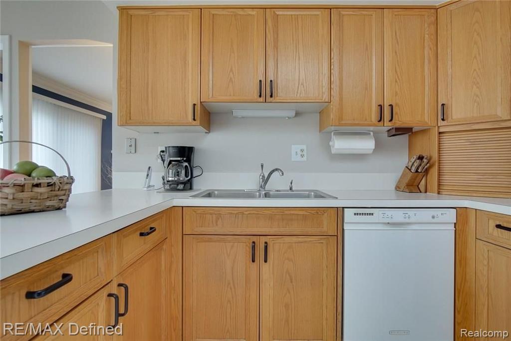 934 Spartan Court Rochester Hills, MI 48309 - Photo 10 of 35