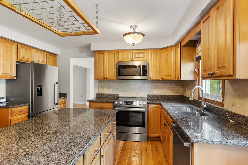 27 Park Street Pepperell, MA 01463 - Photo 18 of 38