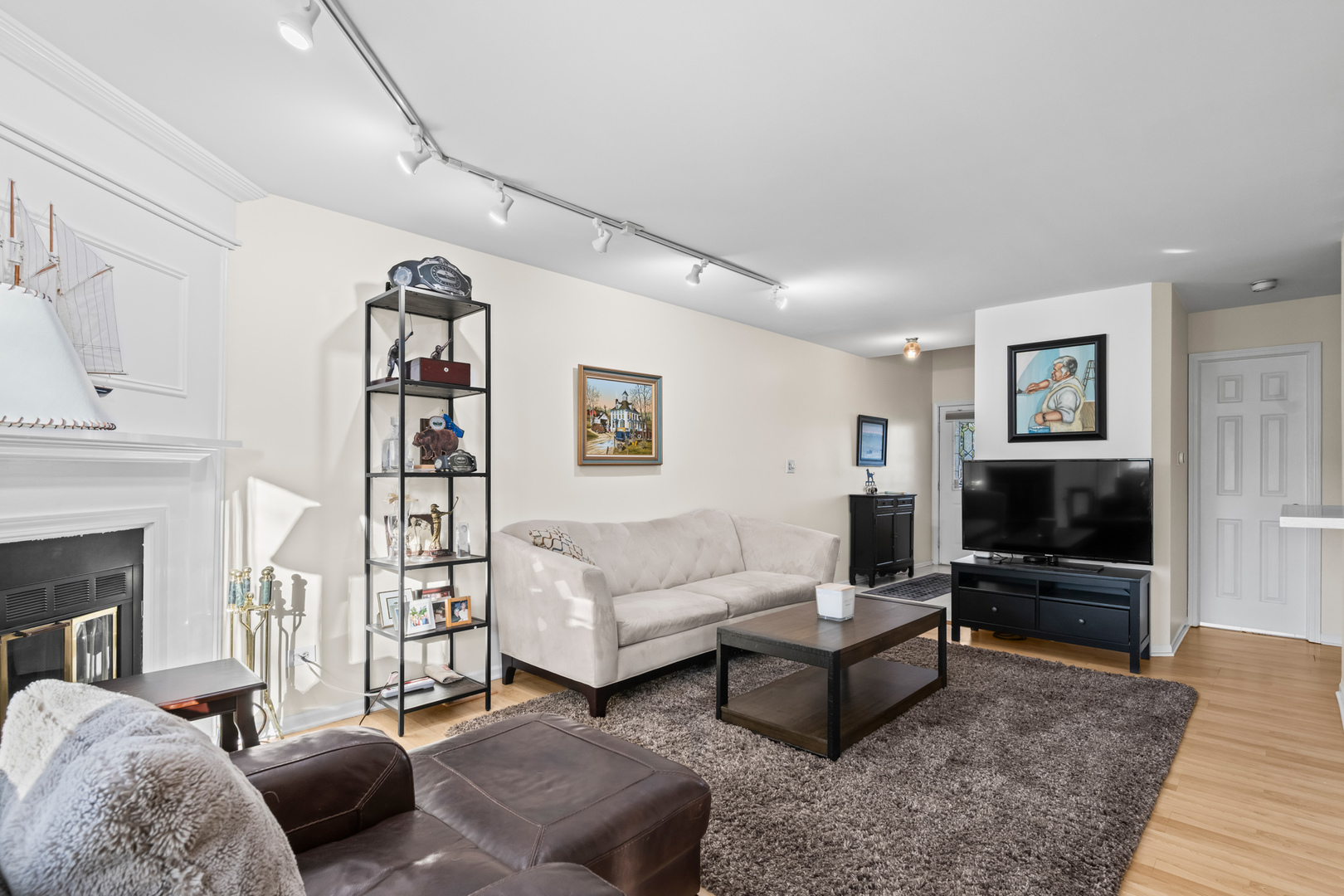 1376 Longacre Lane Wheeling, IL 60090 - Photo 5 of 16 a living room with furniture and a flat screen tv
