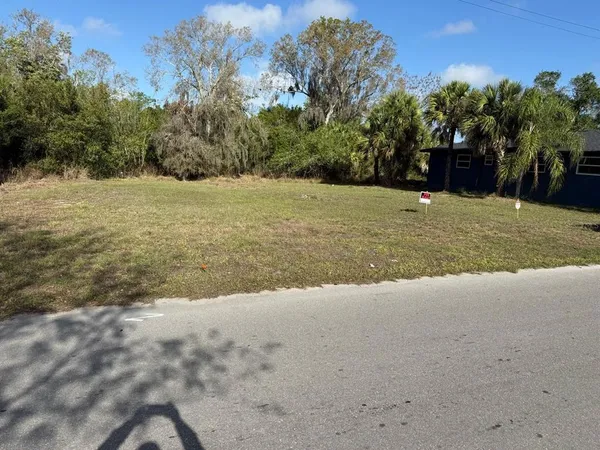 a view of a yard with a house