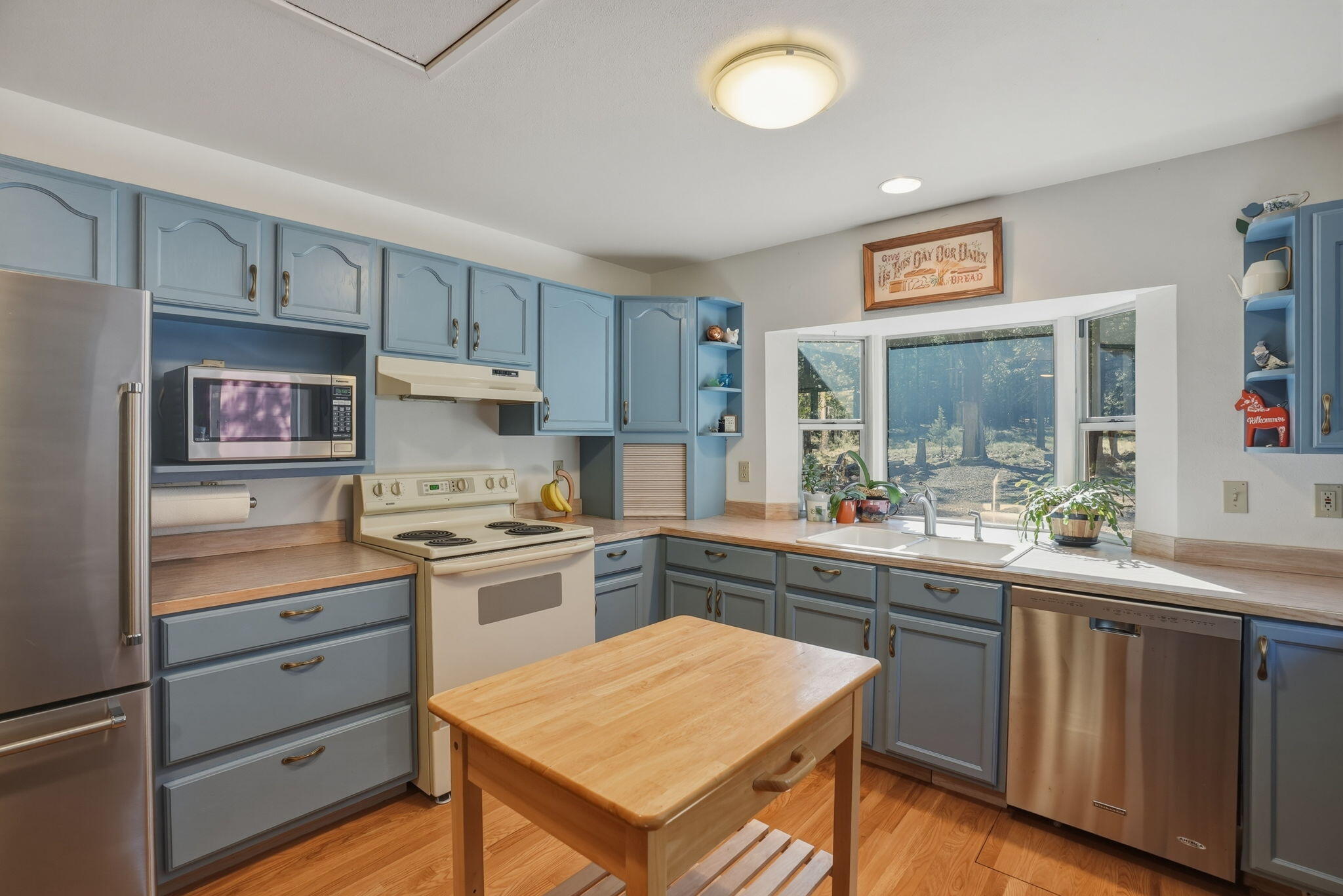 15020 Remuda Road Sisters, OR 97759 - Photo 21 of 61 Kitchen with Pantry