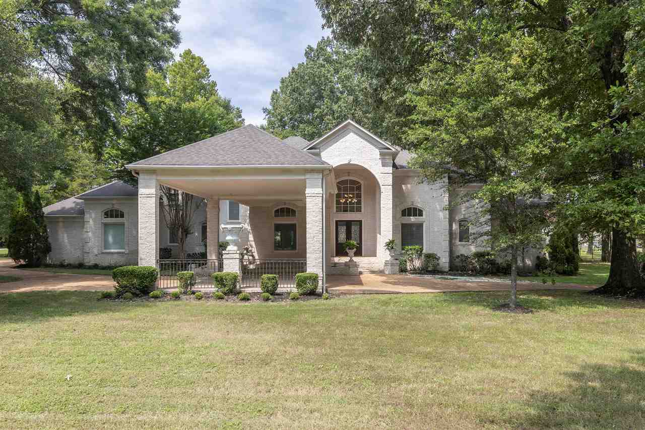 9496 Mayfield Road South Collierville, TN 38017 - Photo 1 of 25 a front view of a house with garden