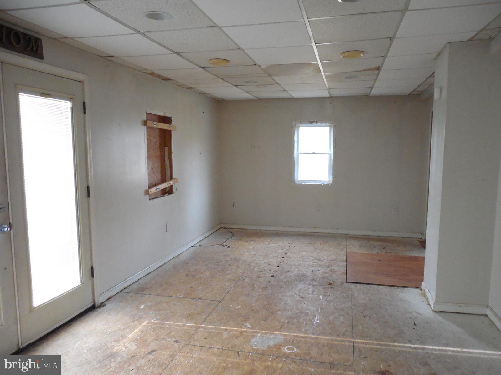 27 Allegretto Road New Castle, DE 19720 - Photo 13 of 23 a view of an empty room with a window