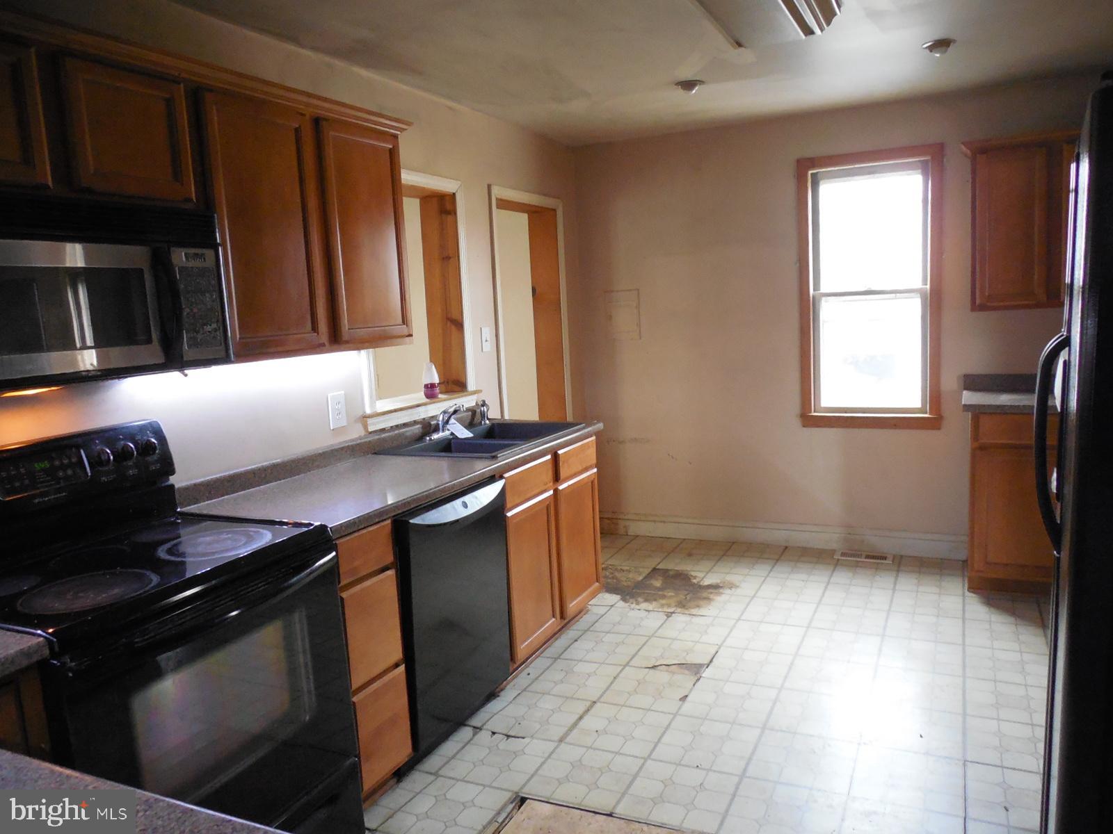 27 Allegretto Road New Castle, DE 19720 - Photo 15 of 23 a kitchen with granite countertop a stove a sink and a refrigerator