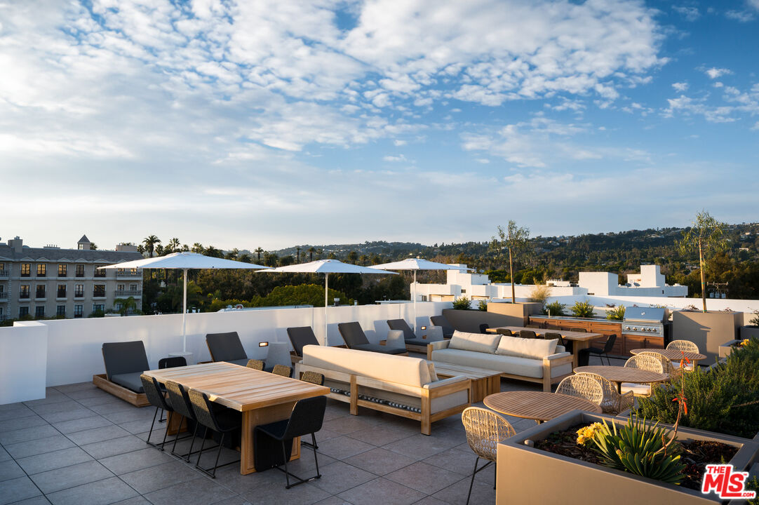 425 North Palm Drive, Unit 401 Beverly Hills, CA 90210 - Photo 19 of 22 a terrace with outdoor seating and city view