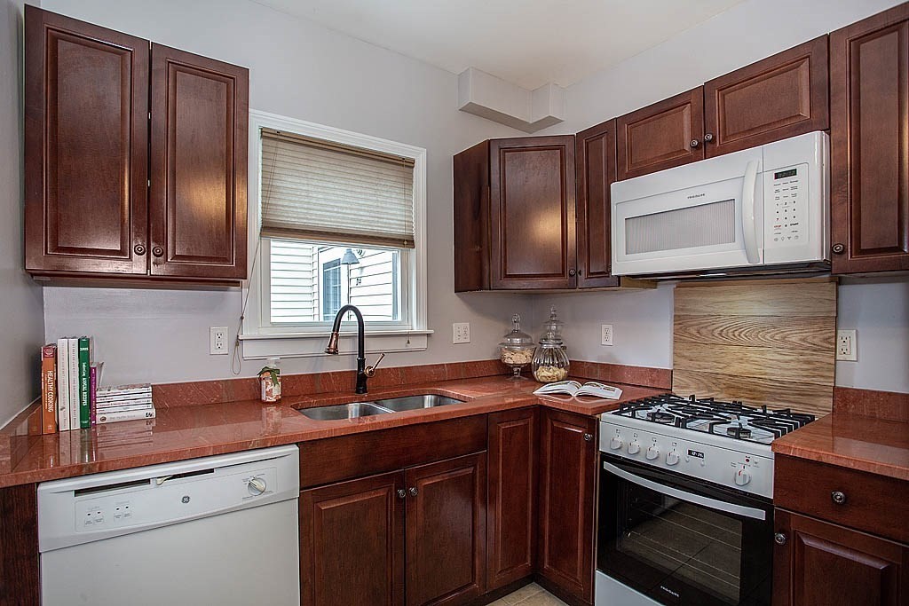 35 Maple Street, Unit 3 Waltham, MA 02453 - Photo 8 of 22 Gallery Image 8