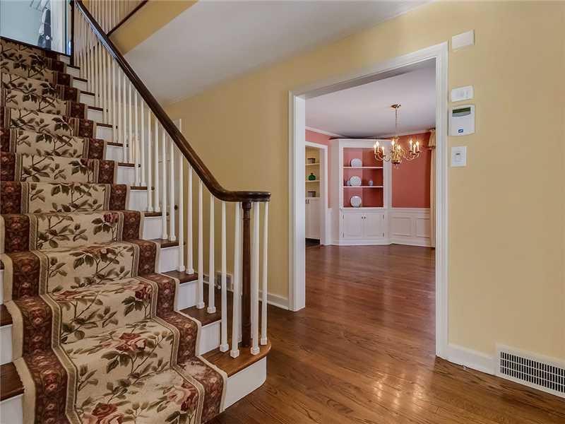 864 Osage Road Mt. Lebanon, PA 15243 - Photo 2 of 25 Entry/Foyer.