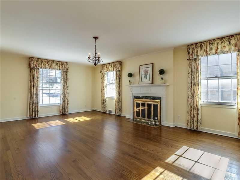 864 Osage Road Mt. Lebanon, PA 15243 - Photo 5 of 25 Living Room.