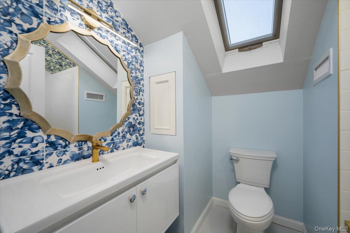 15 Hillside Road Bronxville, NY 10708 - Photo 22 of 32 Third floor bath with shower and skylight