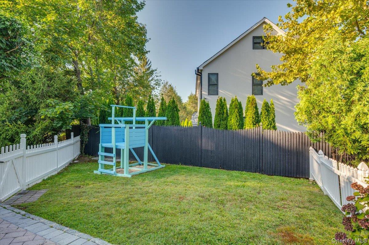 15 Hillside Road Bronxville, NY 10708 - Photo 28 of 32 Kids entertainment area with fence