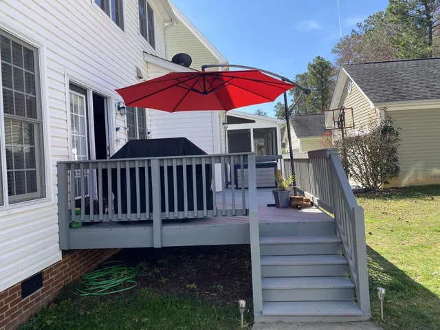 a view of a house with backyard and porch