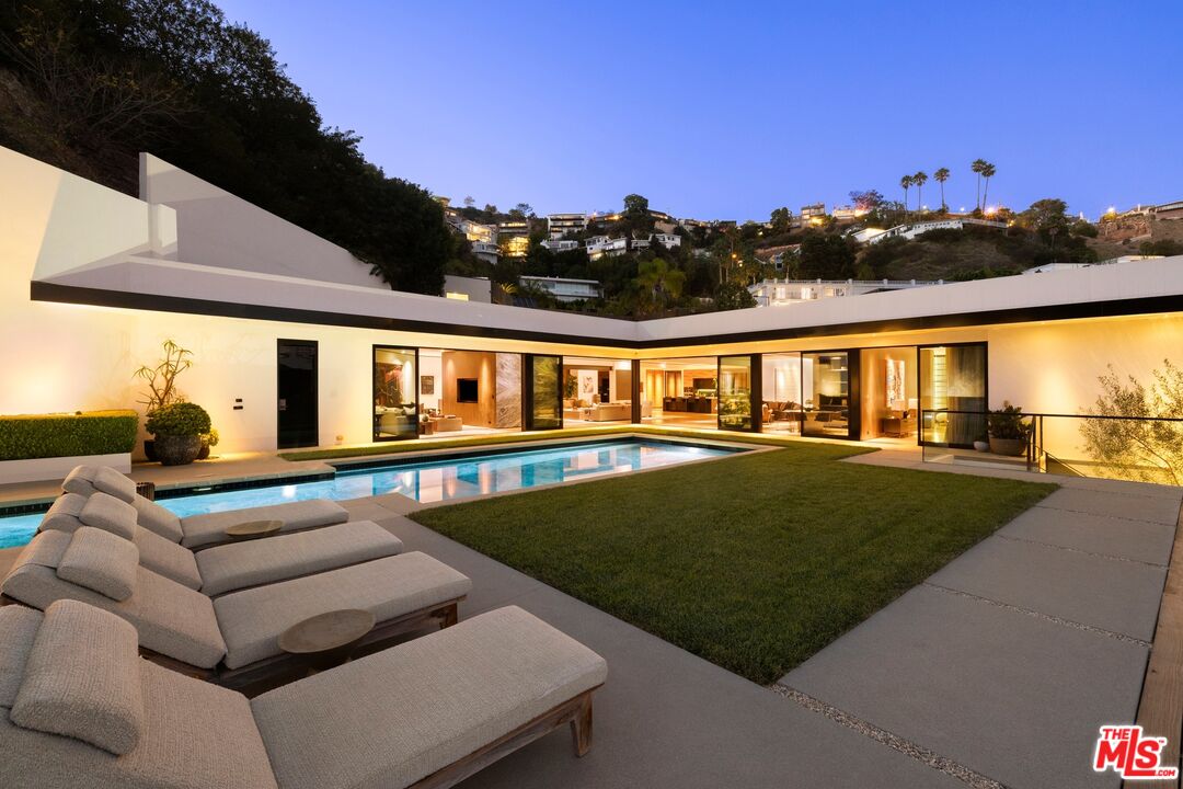 1877 Rising Glen Road Los Angeles, CA 90069 - Photo 3 of 30 Gallery Image 3