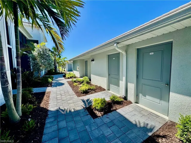 a view of outdoor space yard and porch