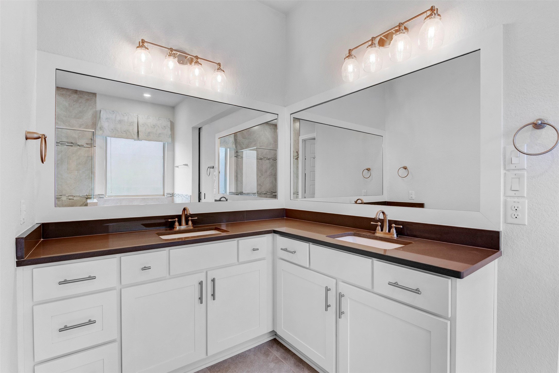 4802 Gingerwood Trace Lane Rosharon, TX 77583 - Photo 20 of 43 Primary bathroom