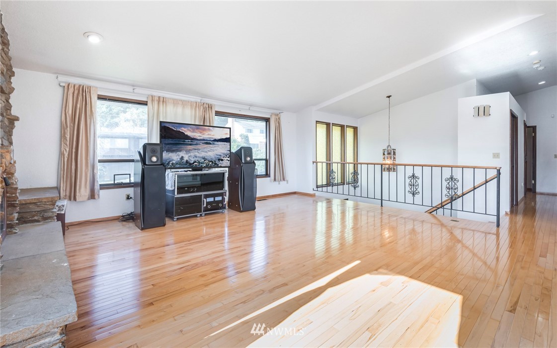 504 Seneca Avenue Northwest Renton, WA 98057 - Photo 4 of 9 Gallery Image 4