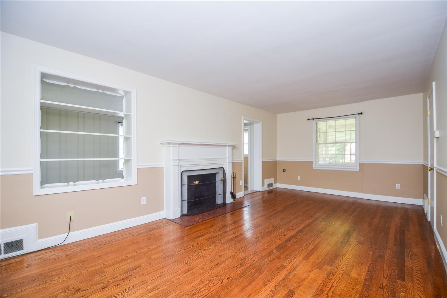 3234 Oliver Road Northeast Roanoke, VA 24012 - Photo 14 of 31 Family room 2