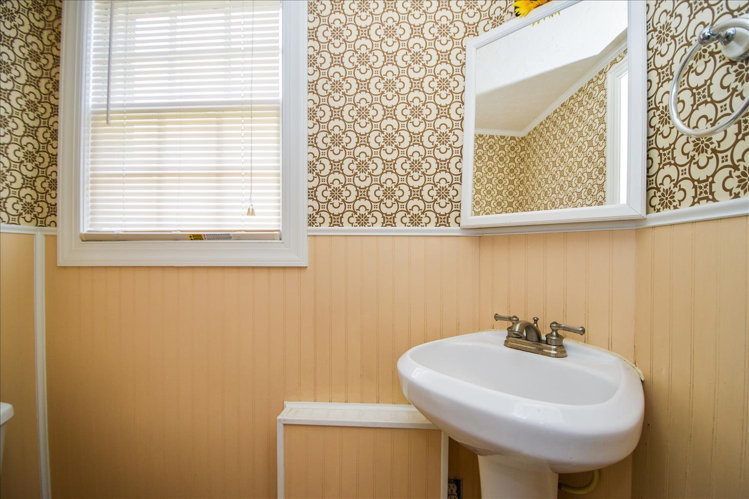 3234 Oliver Road Northeast Roanoke, VA 24012 - Photo 17 of 31 1st floor half bath