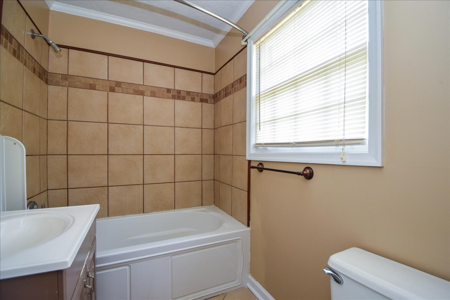 3234 Oliver Road Northeast Roanoke, VA 24012 - Photo 21 of 31 upstairs full bath