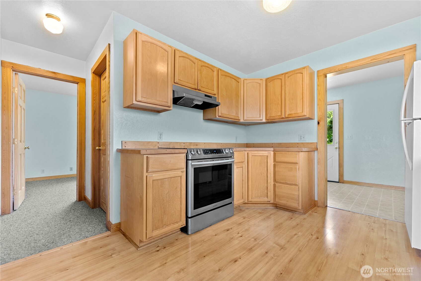 511 Bluff Street Winthrop, WA 98862 - Photo 10 of 38 a kitchen with stainless steel appliances granite countertop a stove a sink and a refrigerator