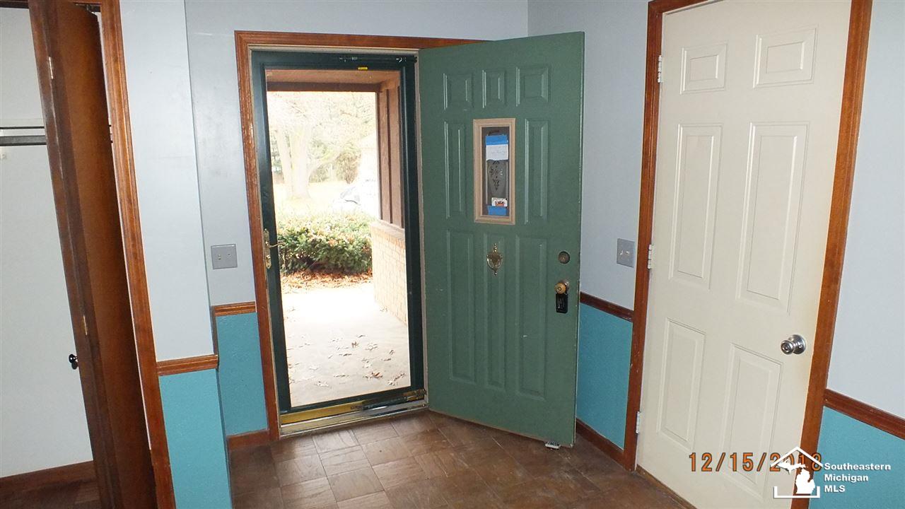 9133 Oakridge Road Temperance, MI 48182 - Photo 7 of 23 31361342-6.JPG