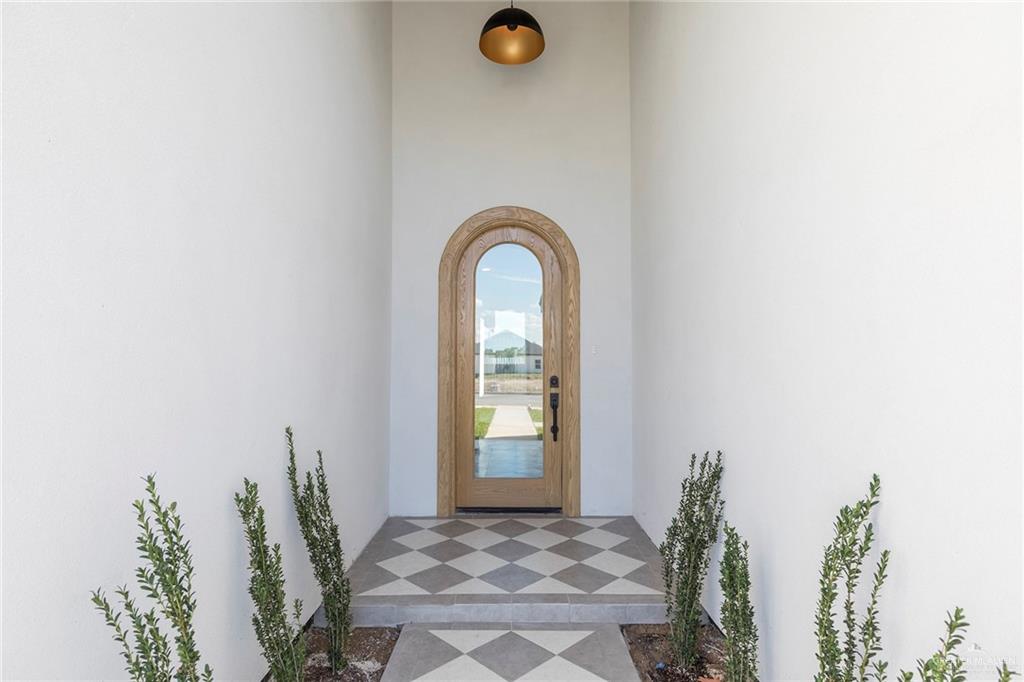 301 North 32nd Street Hidalgo, TX 78557 - Photo 2 of 22 a view of a livingroom with furniture and window