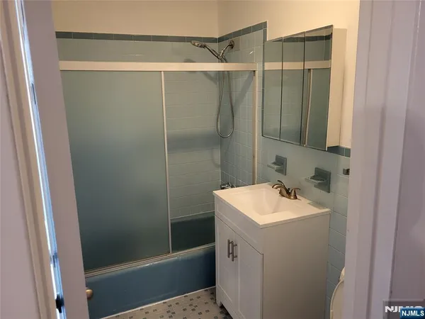 $1,400 | 405 Hackensack Street, Unit 1, Carlstadt, NJ 07072