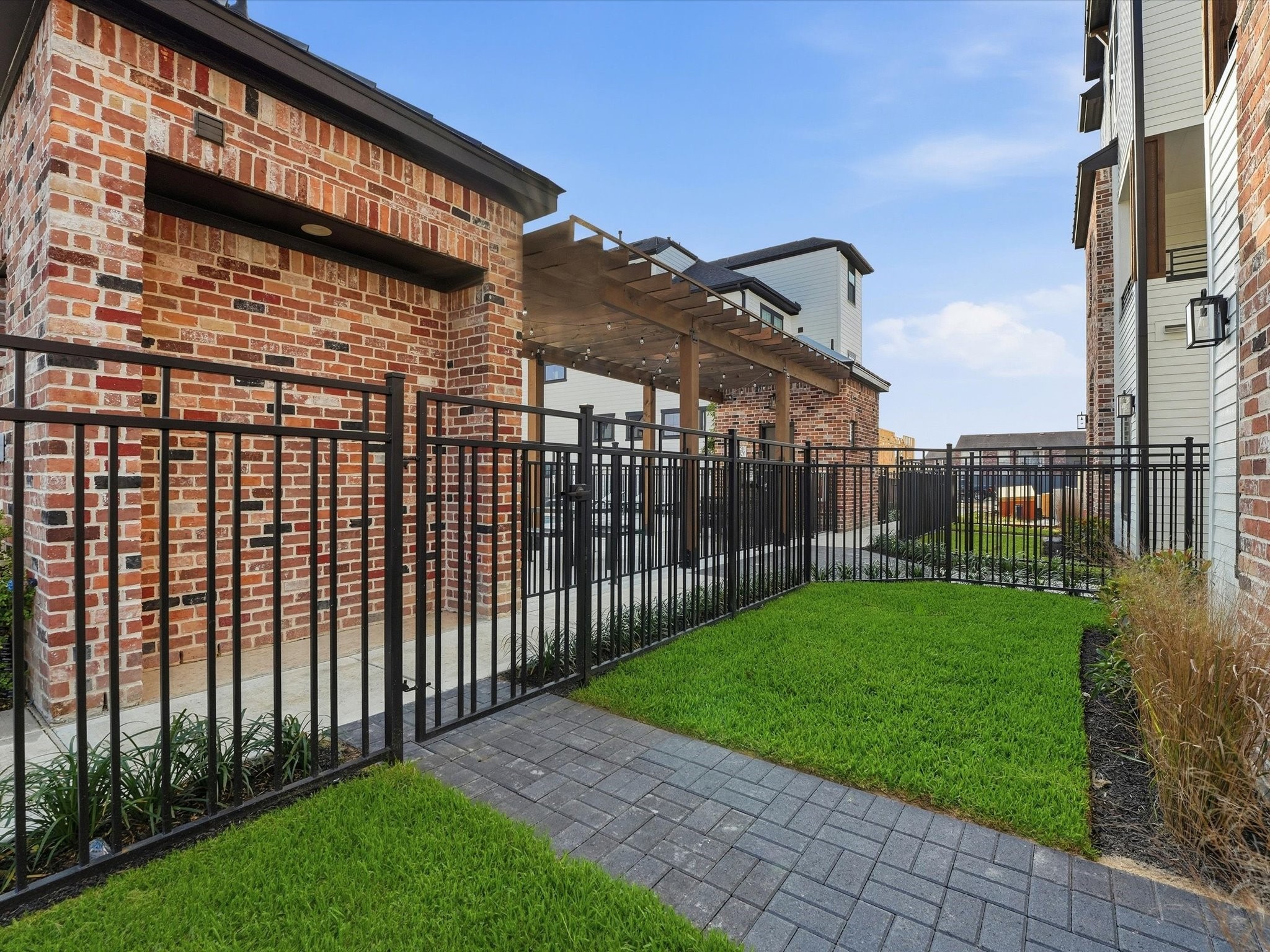 9213 G E George Street Houston, TX 77063 - Photo 3 of 26 Private Front Yard for 9368 Plan