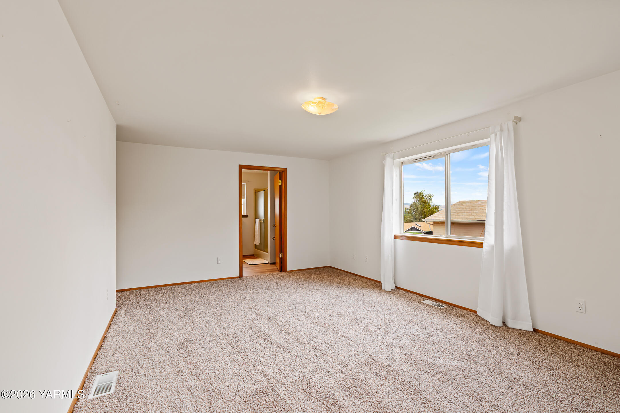 801 South 4th St Loop Selah, WA 98942 - Photo 20 of 33 0018Primary bedroom and bathroom