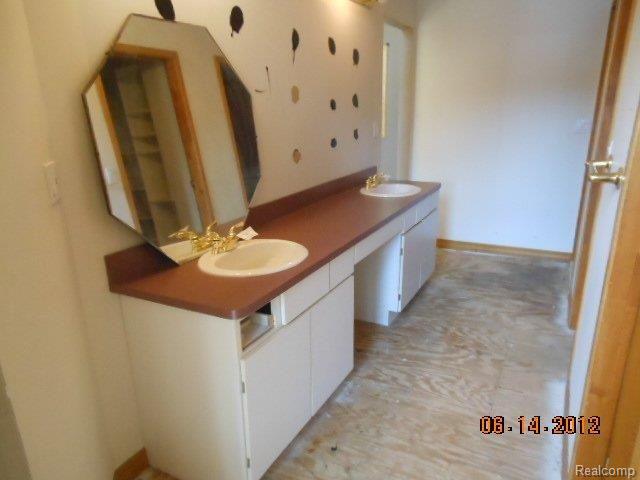 1222 Brighton Lake Road Brighton, MI 48116 - Photo 7 of 8 MASTERBATH.JPG