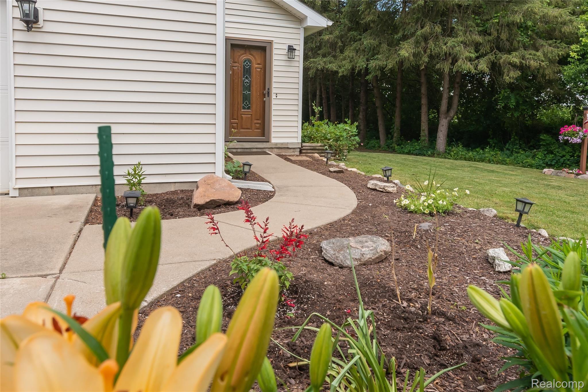 5105 Fish Lake Road Highland, MI 48357 - Photo 30 of 32 Out Front Yard Walk.jpg