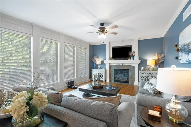 $425,000 | 820 Southwest 35 Street, Lee's Summit, MO 64082