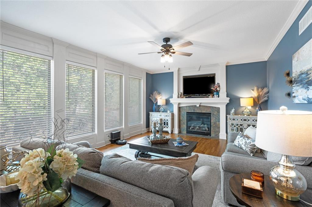 820 Southwest 35 Street Lee's Summit, MO 64082 - Photo 3 of 27