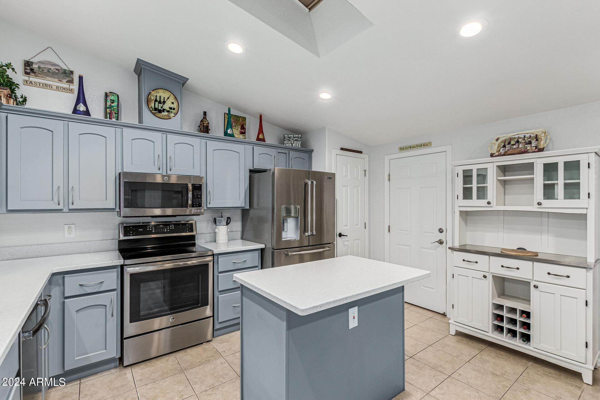 3301 South Goldfield Road, Unit 4037 Apache Junction, AZ 85119 - Photo 14 of 36 a kitchen with a stove oven and a refrigerator