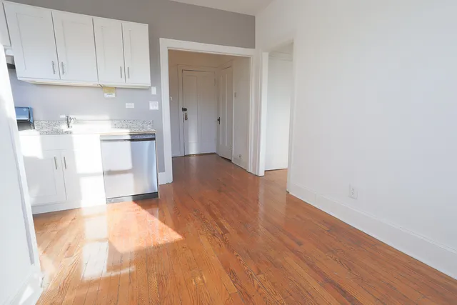 $2,297 | 637 West Cornelia Avenue, Unit 3W, Chicago, IL 60657