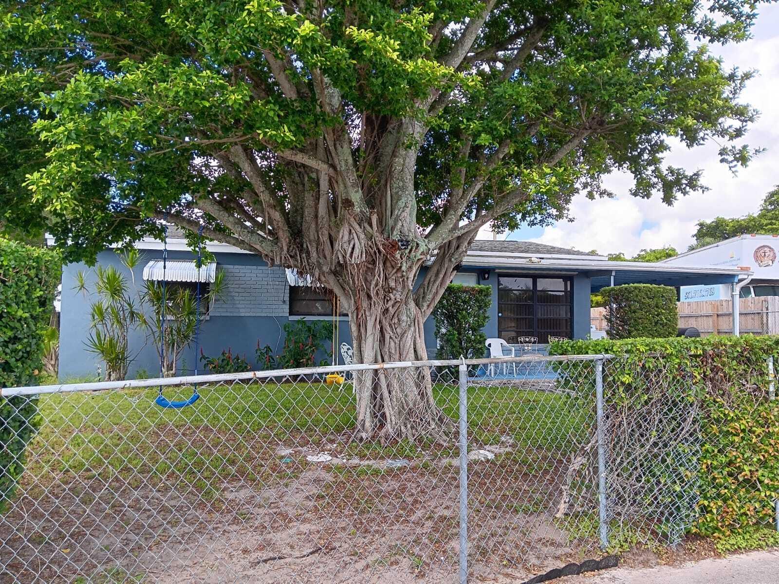 1391 West 1st Street Riviera Beach, FL 33404 - Photo 4 of 6 Lots of Room