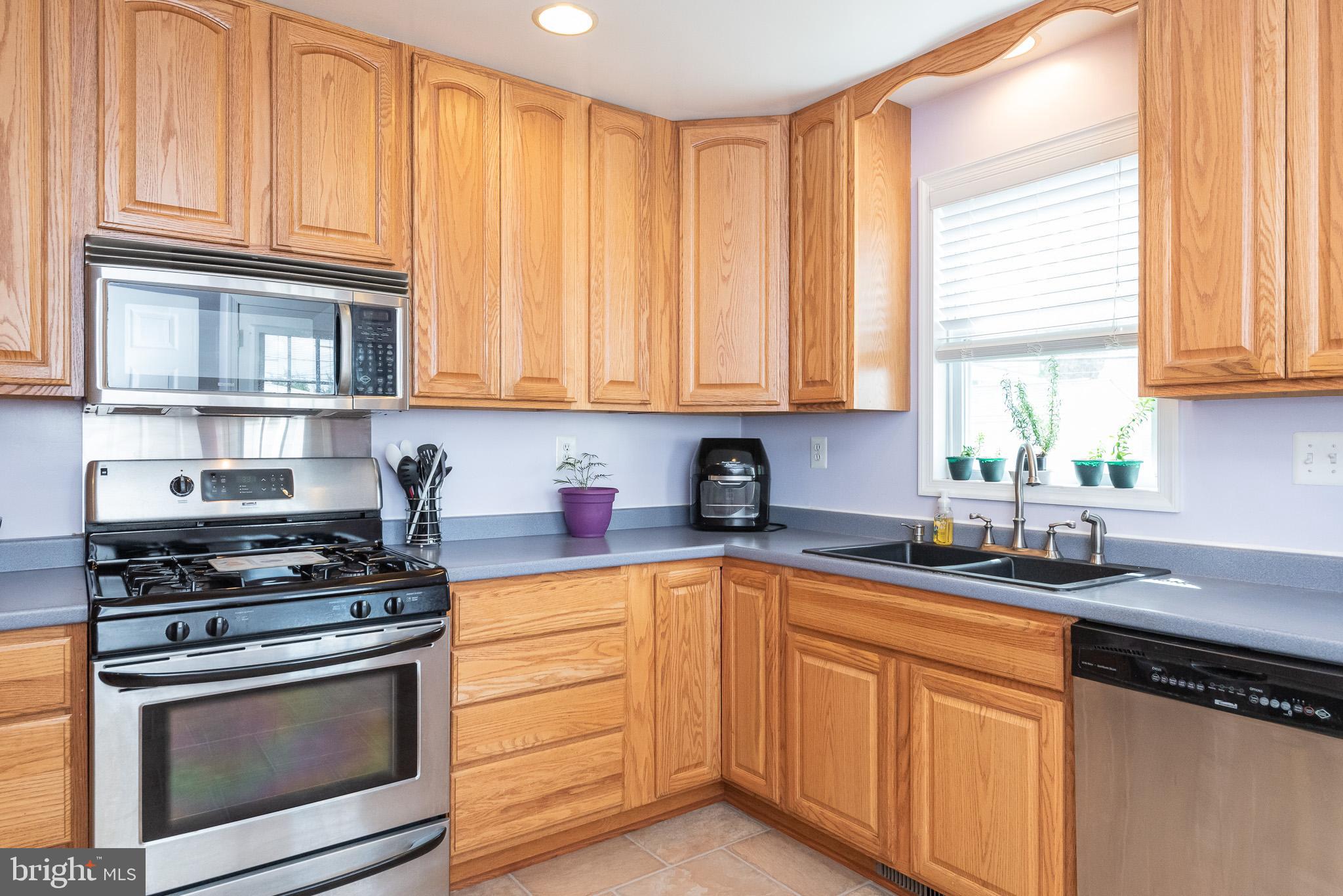 7814 Highpoint Road Baltimore, MD 21234 - Photo 11 of 51 Stainless steel appliances