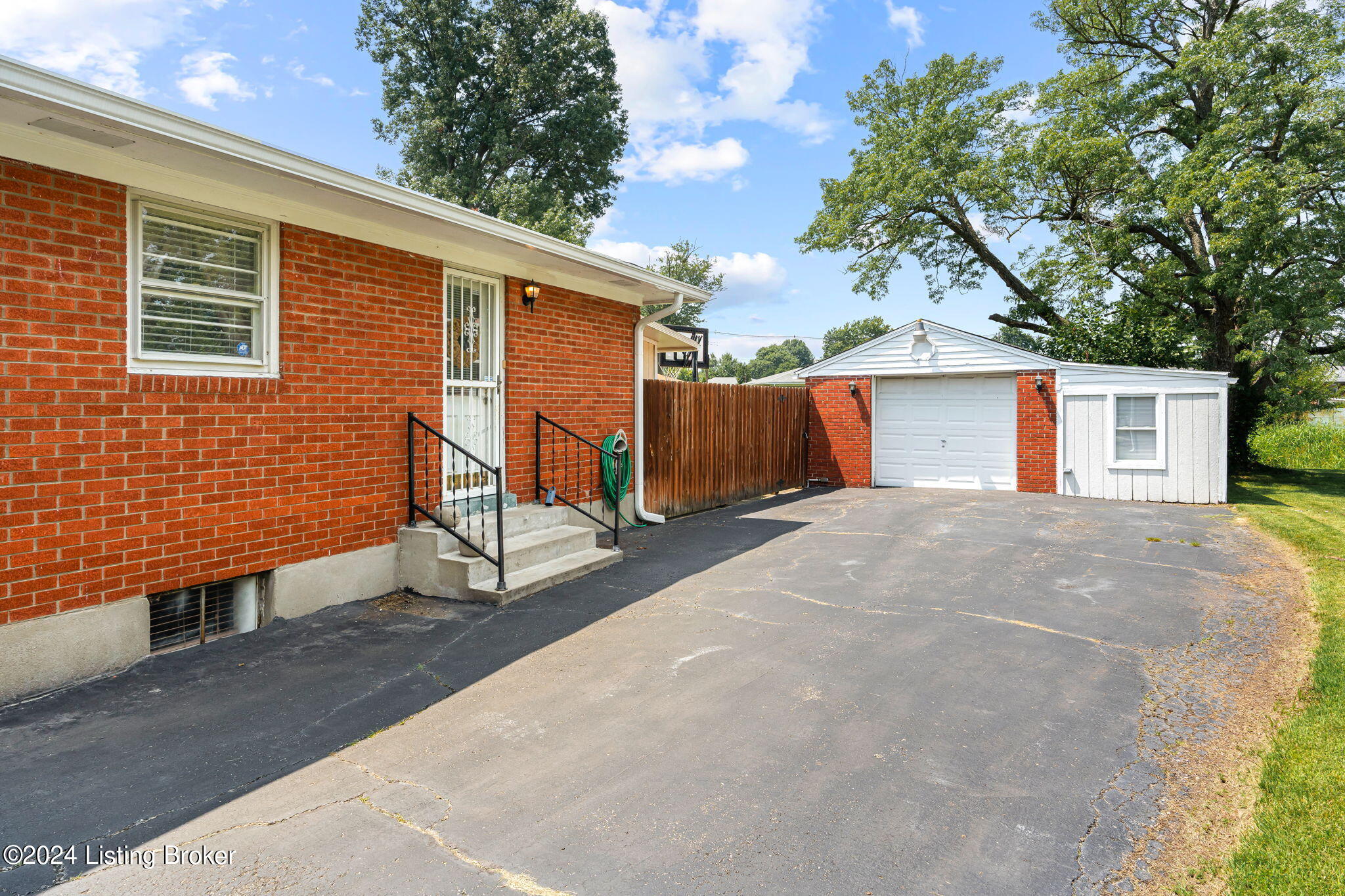 6335 Hunters Grove Road Louisville, KY 40216 - Photo 29 of 33 6335 Hunters Grove Rd