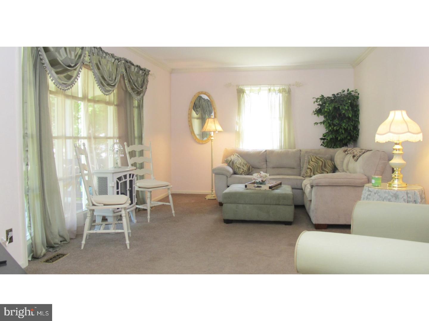704 Parry Road Riverton, NJ 08077 - Photo 6 of 24 Living Room