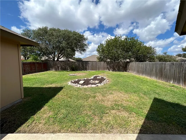 a view of a back yard
