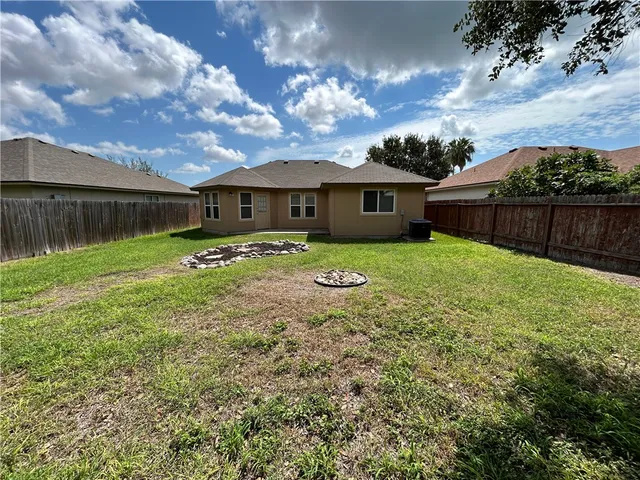a view of a yard in front of house