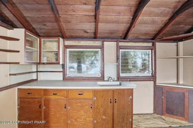 a view of entryway with a window