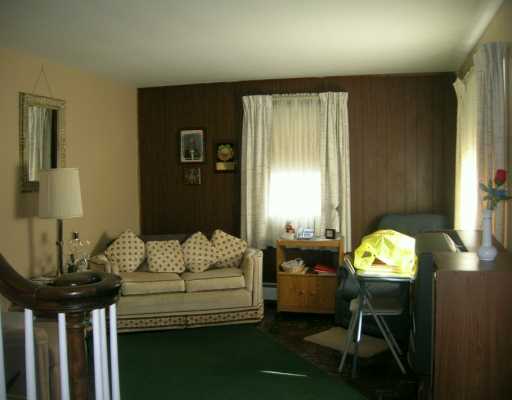 6 Nimitz Road East Providence, RI 02916 - Photo 4 of 8 Living Room.