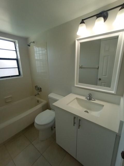 2641 Riverside Drive, Unit 5 Coral Springs, FL 33065 - Photo 19 of 27 a bathroom with a sink a toilet and bathtub