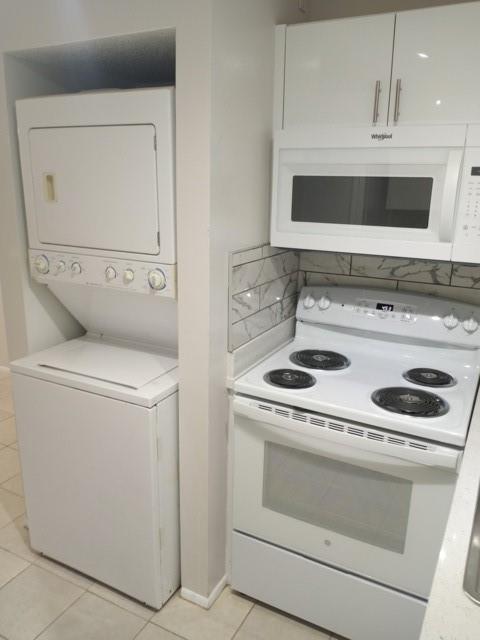 2641 Riverside Drive, Unit 5 Coral Springs, FL 33065 - Photo 5 of 27 a utility room with dryer and washer