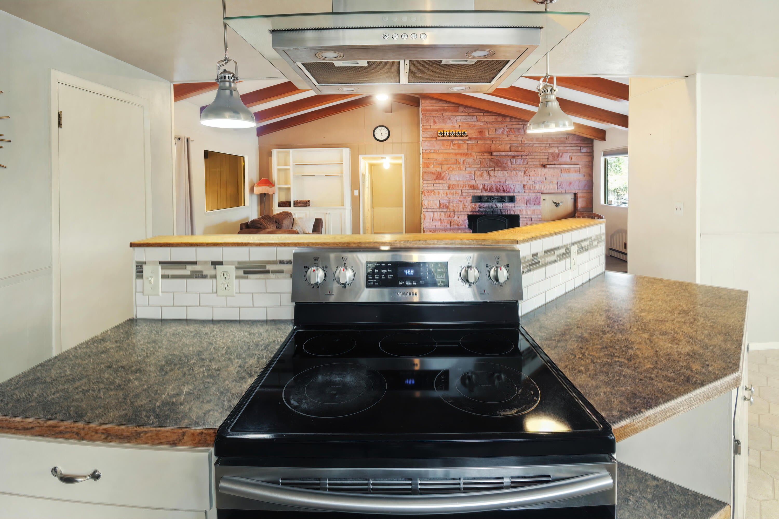 61855 Pettigrew Road Bend, OR 97702 - Photo 9 of 32 Range and hood