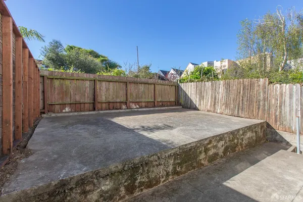 a view of a backyard